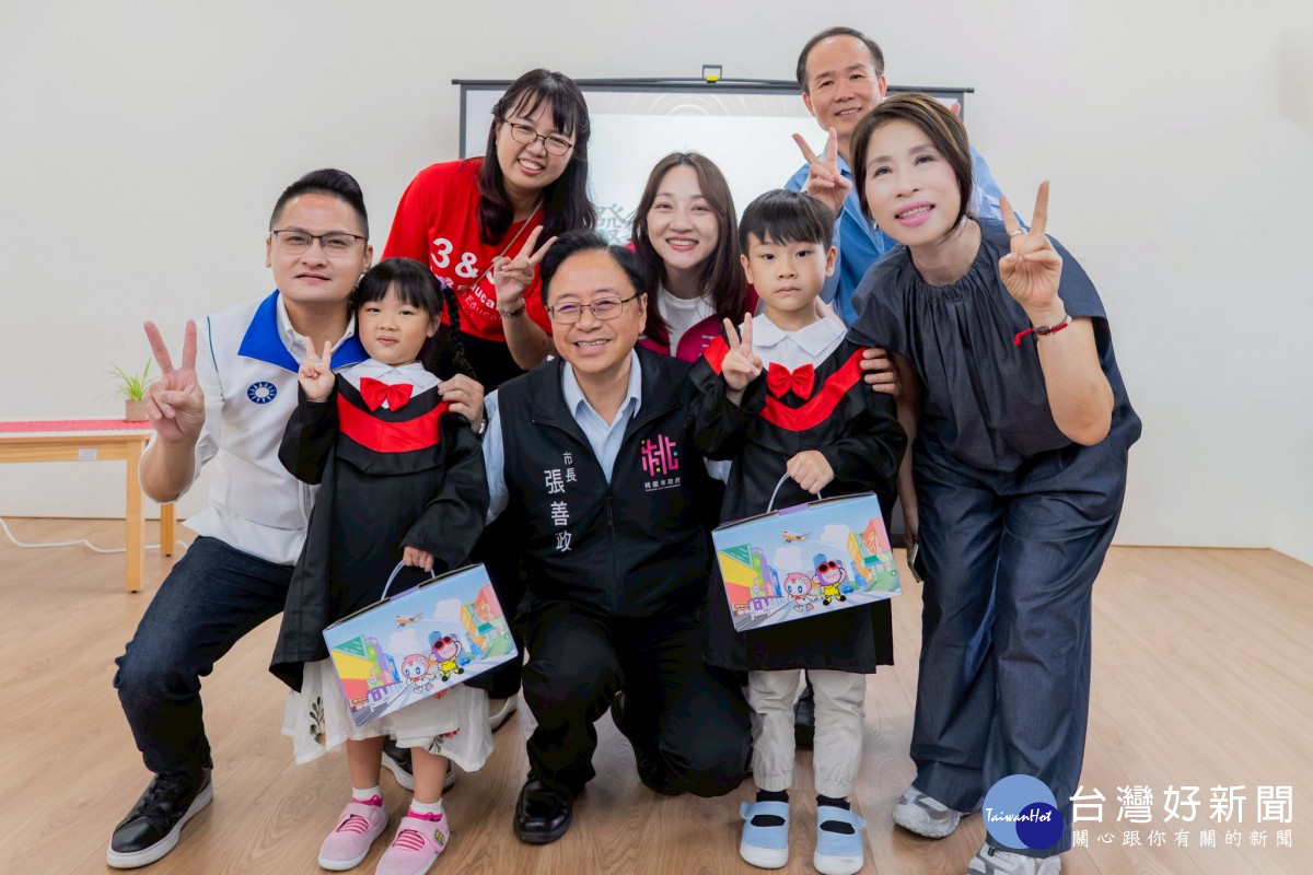 張市長頒發畢業生紀念品。<br /><br /> <br /><br />