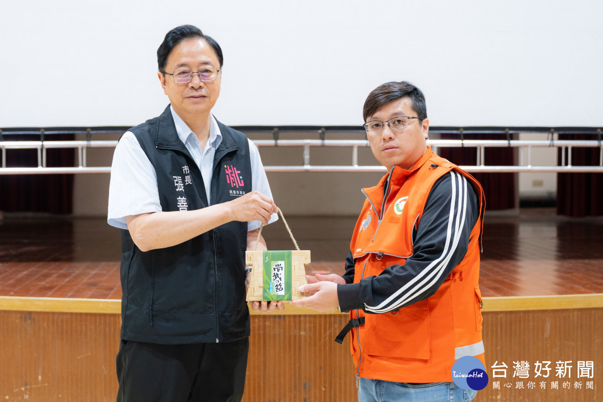 市長致贈替代役備役役男端午節慰勞品。