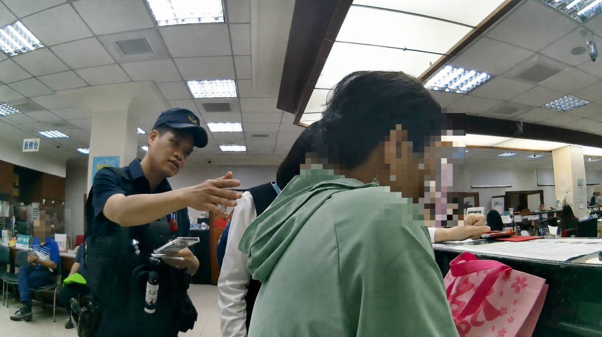 婦人誤信網路投資欲提領上百萬，大園警銀合作成功阻詐。