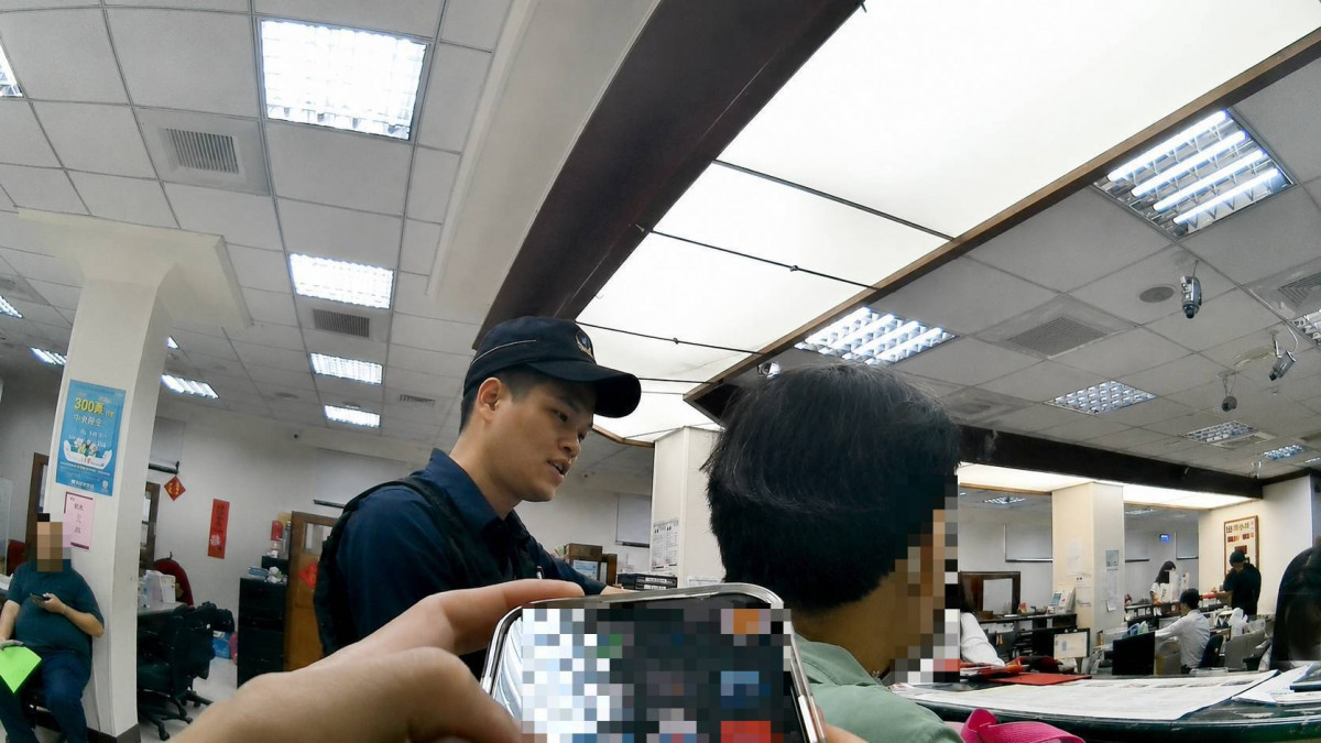 婦人誤信網路投資欲提領上百萬，大園警銀合作成功阻詐。