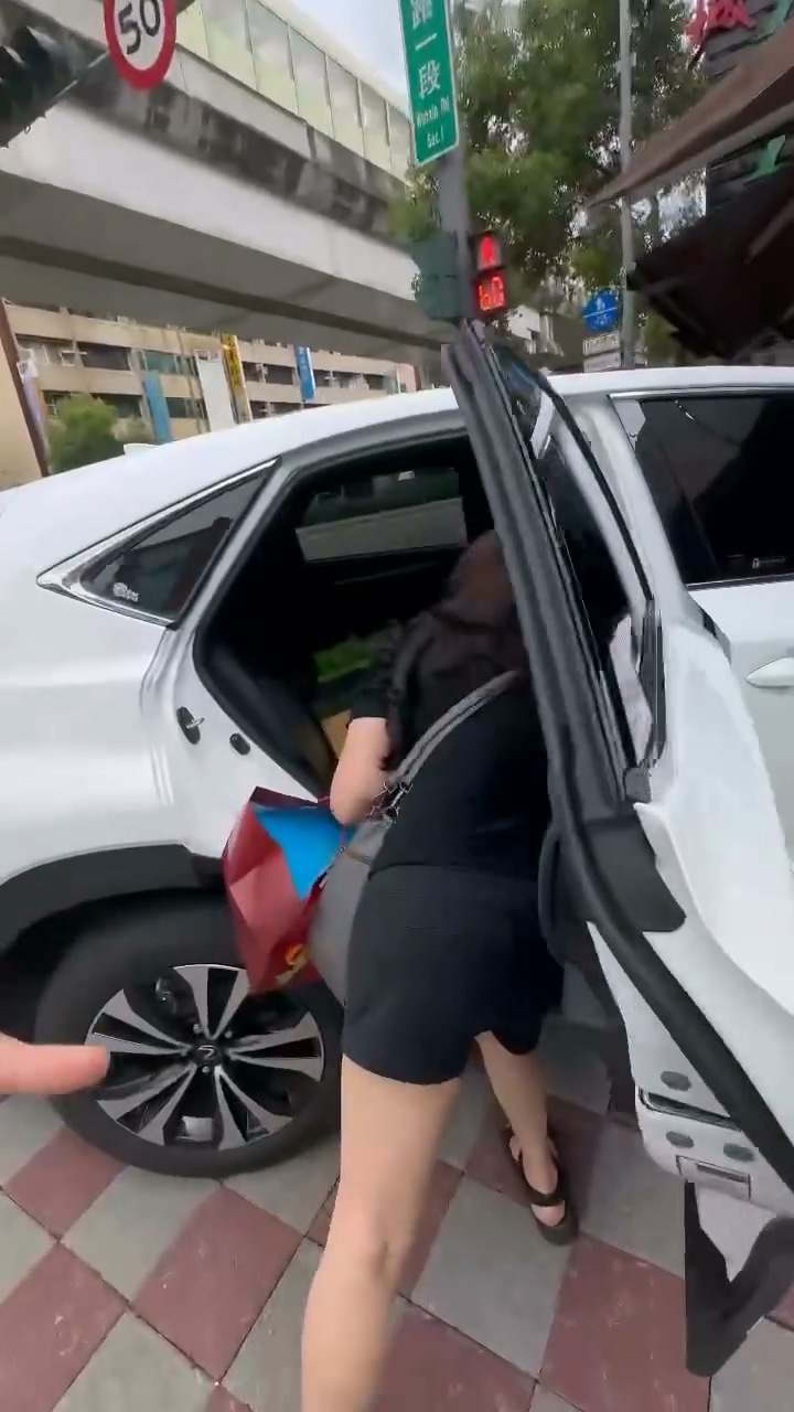 影／整台開上去！女駕駛違停人行道　民眾拍照檢舉遭嗆「我要報警」