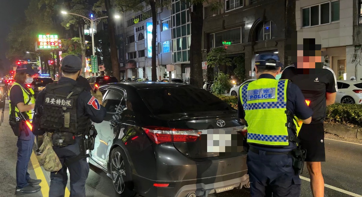 高雄警方攔查車輛，保一特勤隊「罕見南下」支援荷槍攔查。