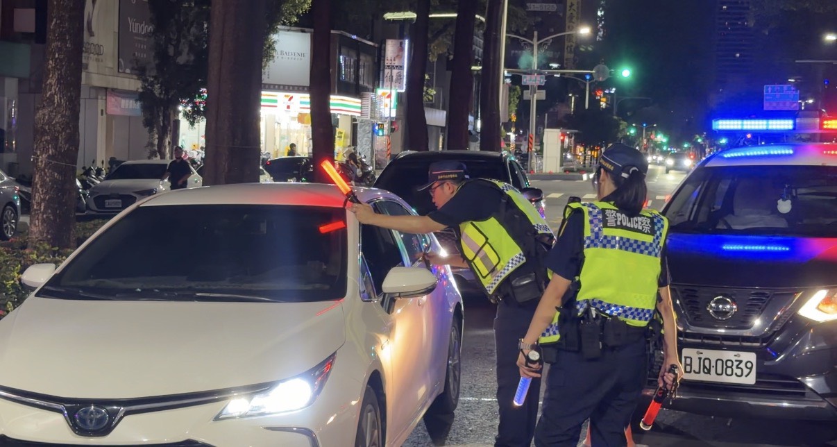 全國同步掃毒駕！高雄出動610警力　保一特勤隊「罕見南下」荷槍攔查