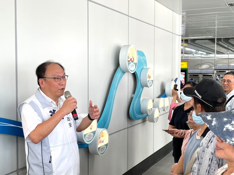 共賞公共藝術 三鶯線里民走進會呼吸的捷運車站 35 《圖說》捷運局長李政安表示,捷運車站不只是人來人往的交通節點,也能成為貼近生活的藝術空間。〈捷運局提供〉