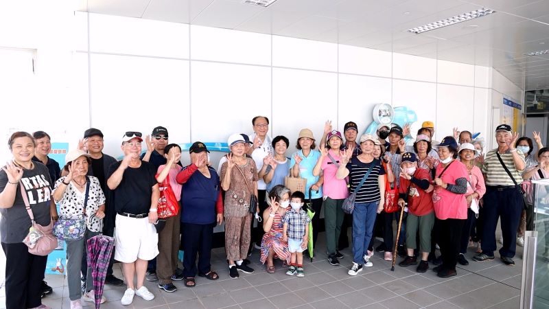共賞公共藝術 三鶯線里民走進會呼吸的捷運車站 36 《圖說》沿線里民走進車站,不僅看見嶄新的捷運建設,也提前感受到城市美學與文化溫度。〈捷運局提供〉