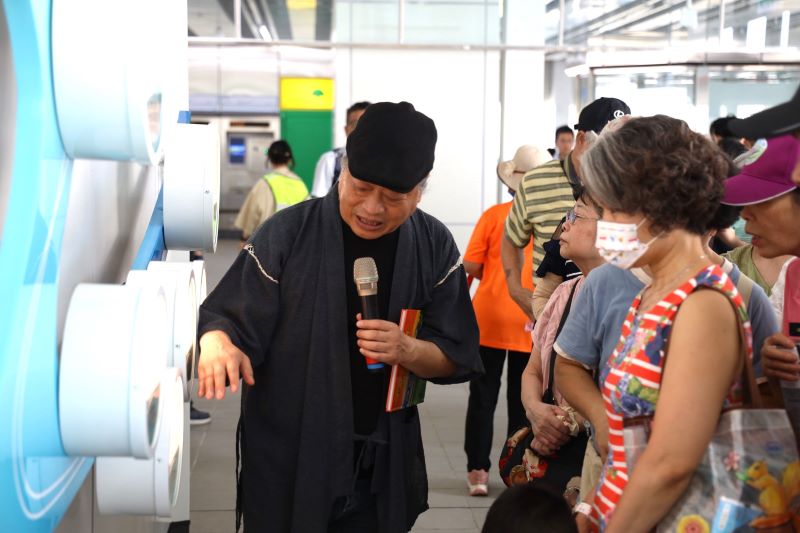 共賞公共藝術 三鶯線里民走進會呼吸的捷運車站 37 《圖說》三鶯線公共藝術現地導覽活動,參與者感覺格外新鮮,也對未來通車更加期待。〈捷運局提供〉