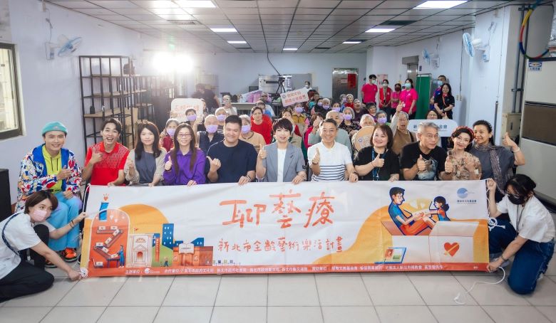 《老闆~來碗陽春麵》 銀髮劇場歡笑洋溢長照中心 9 《圖說》新北市文化基金會串聯新北市文化局、社會局與衛生局跨局處力量,以及春河劇團銀髮劇場《老闆~來碗陽春麵》,讓長輩重溫青春歲月,沉浸在美好時光。〈文化局提供〉