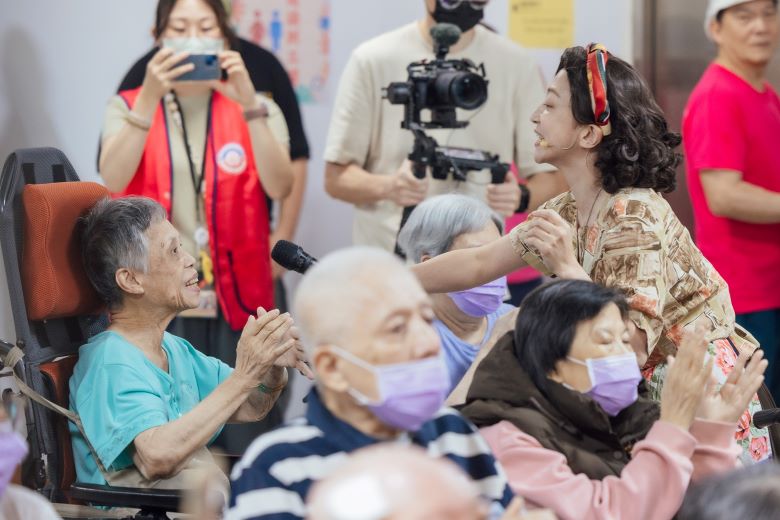 《老闆~來碗陽春麵》 銀髮劇場歡笑洋溢長照中心 10 《圖說》新北市文化基金會聊藝療計畫透過音樂互動喚醒長輩記憶、活化大腦、情感交流與身心健康,重拾活力與自信。〈文化局提供〉