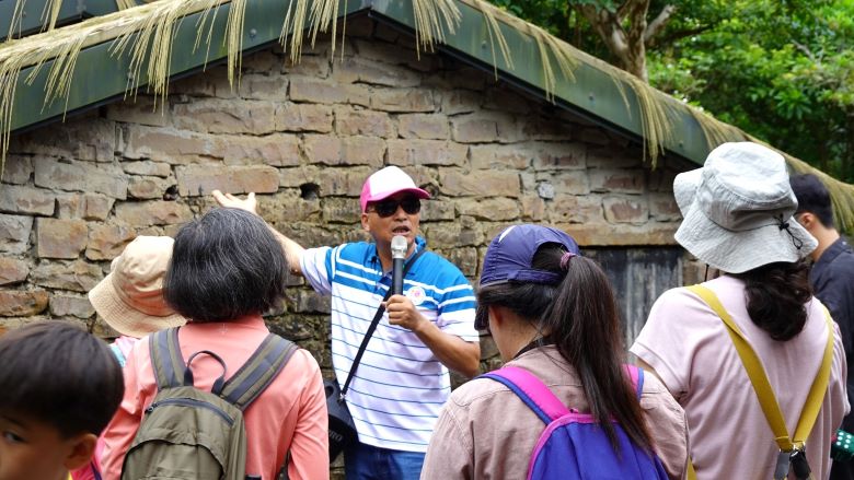 走進卯澳聽海女故事 十三行帶民眾感受海海人生 23 《圖說》當地里長帶領走讀百年石頭屋「吳家樓仔厝」,了解漁村聚落的生活樣貌。〈十三行提供〉