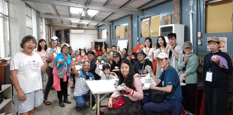 走進卯澳聽海女故事 十三行帶民眾感受海海人生 25 《圖說》卯澳社區發展協會理事長吳享蓉分享海女故事並帶領製作石花凍飲。〈十三行提供〉