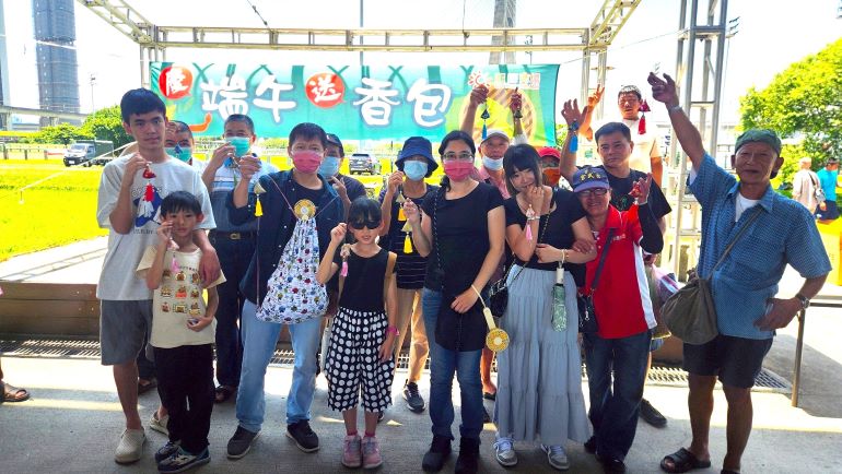 新北重新市集慶端午 手作龍舟領肉粽、限量送香包 28 《圖說》端午好運龍總來合照留念。〈高灘處提供〉
