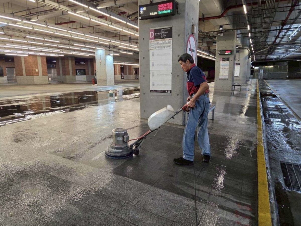 ▲台中車站公車候車月台進行清潔消毒,提供民眾整潔候車環境。(圖/中市府提供)