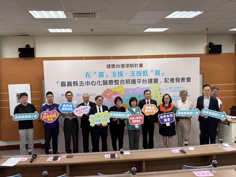 嘉義縣醫師公會賴寧生理事長推動「去中心化」醫療整合照護平台,建立更具彈性的全新照護模式。(圖/記者黃采琳攝)