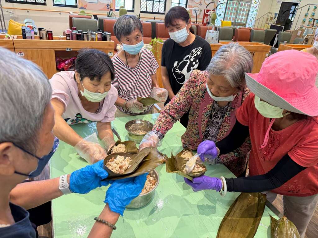 ▲花壇秀和苑的長輩一起包粽子，都露出滿足笑容。（圖／秀傳醫療體系秀和慈善基金會提供）