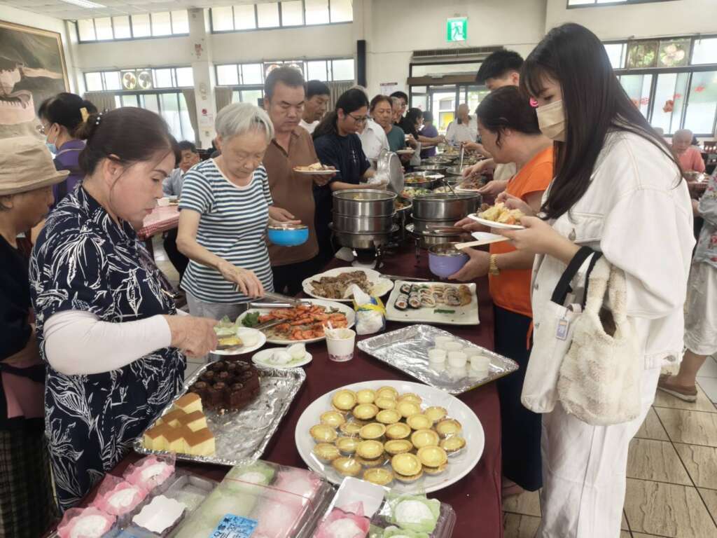 ▲中彰榮家端午節Buffet餐會,長輩大讚新奇又美味。(圖/中彰榮家提供)