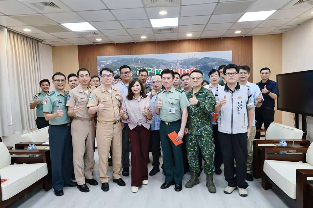▲基隆市政府為表達對國軍的敬意,由副市長邱佩琳率市府同仁致贈國軍共22的單位慰問金。