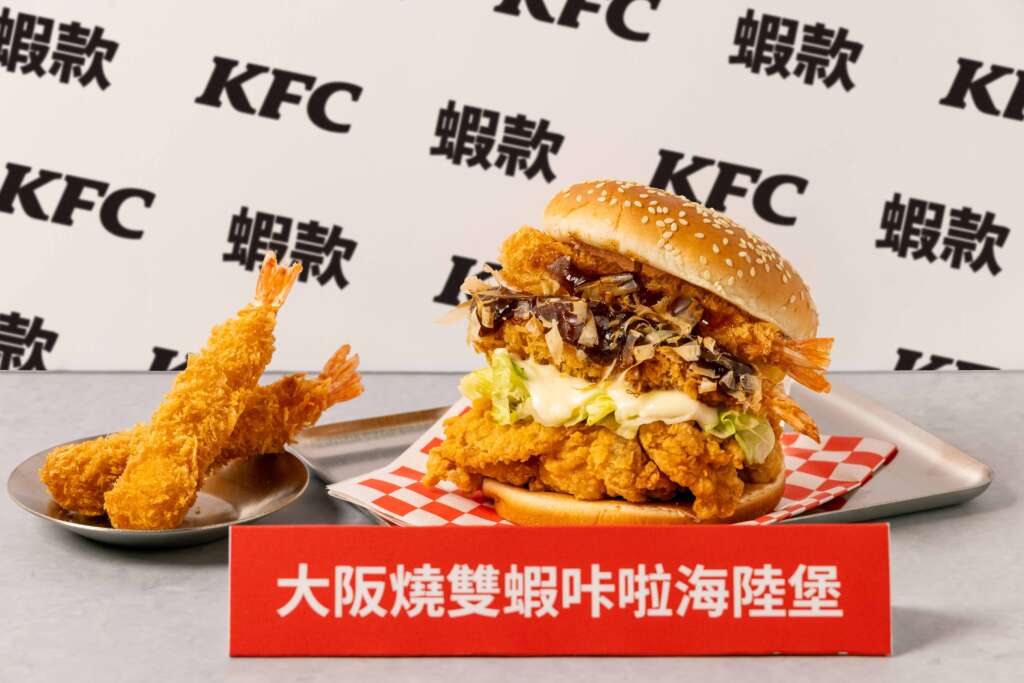 ▲肯德基今夏推出速食業首創「大阪燒雙蝦咔啦海陸堡」，霸氣夾入兩尾酥炸鮮蝦與鮮嫩多汁的咔啦雞腿排，一口咬下，雙蝦鮮香、咔啦肉汁與濃郁大阪燒醬香層層交織，打造全台獨有的澎湃海陸雙重口感