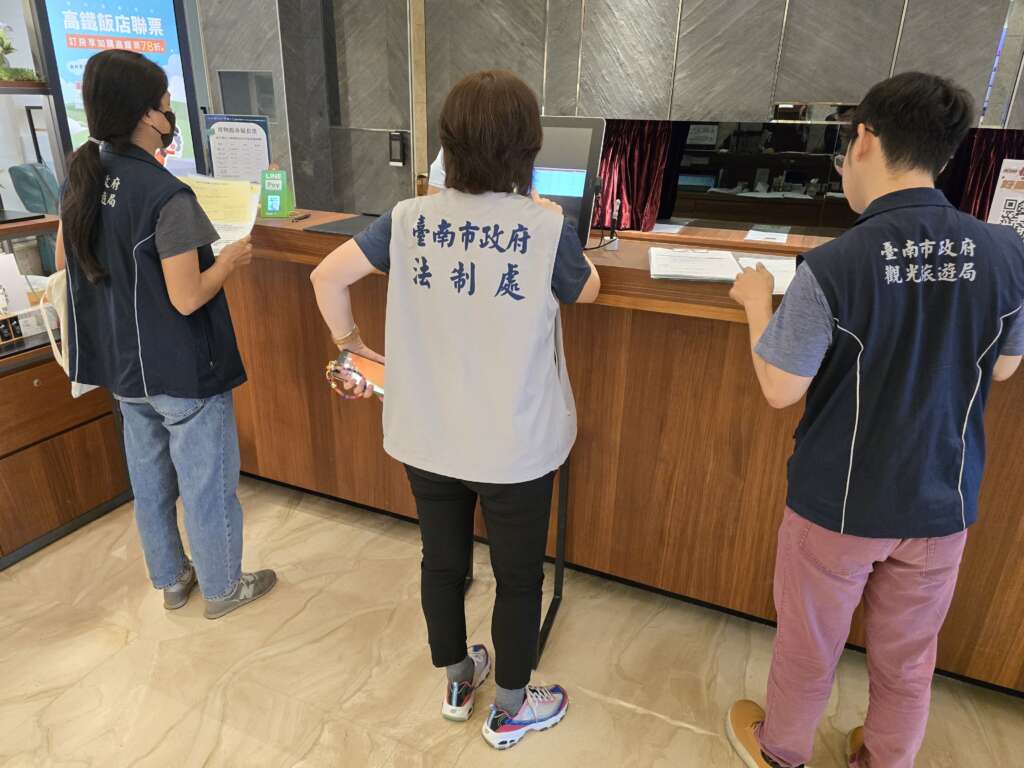 ▲觀光旅遊局會同消保官稽查。