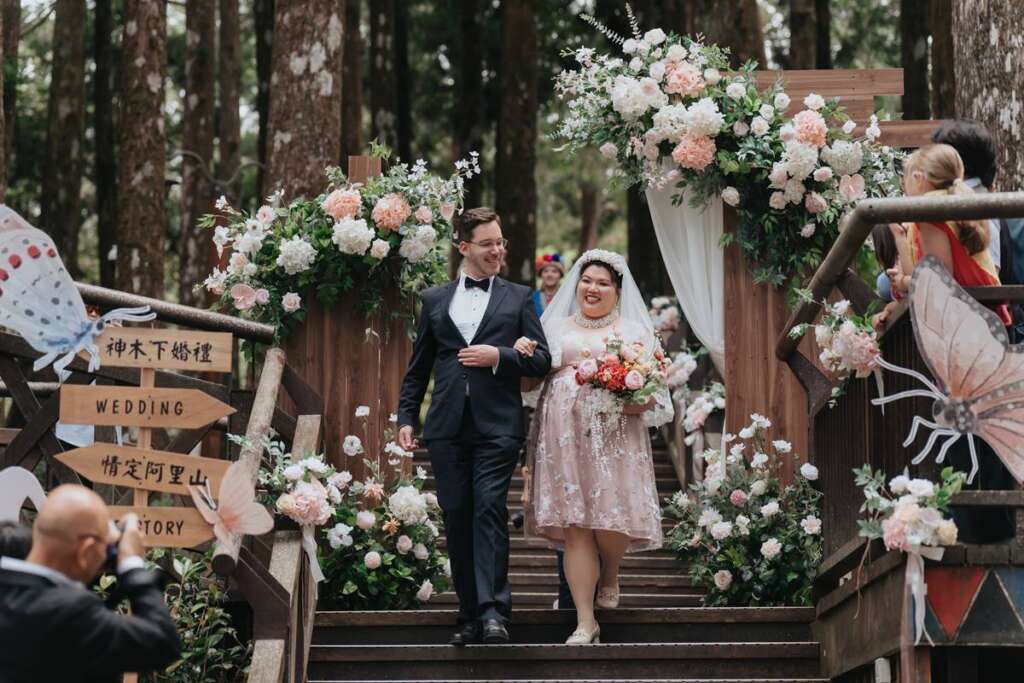 ▲阿里山神木下婚禮20周年擴大舉辦，首迎同性伴侶參與，攜手全台產業打造最強幸福盛典。
