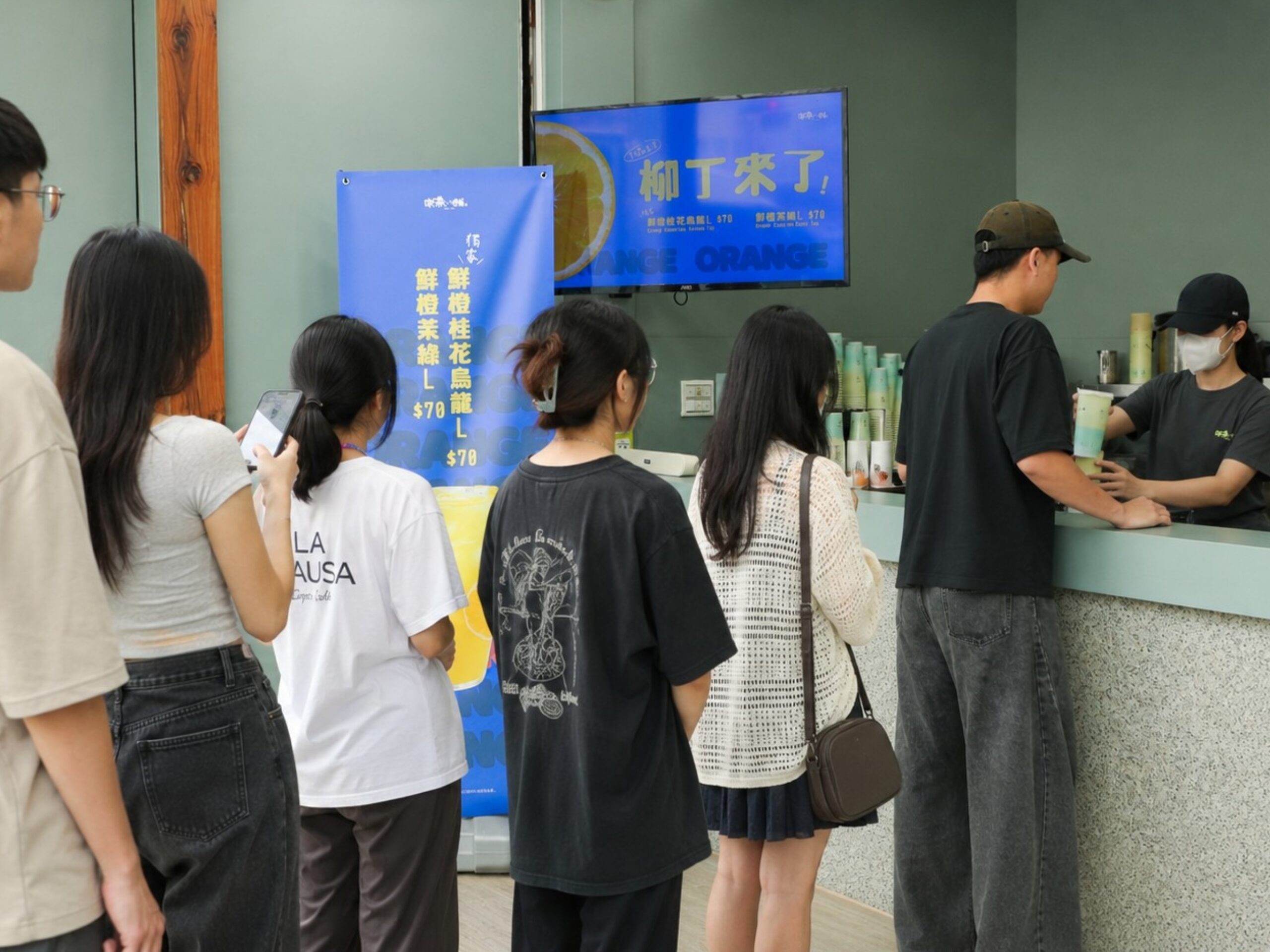 ▲夏季飲品柳丁系列新品上市,門市湧現排隊購買人潮。