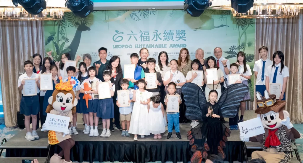 六福旅遊集團與莊福文教基金會攜手舉辦六福永續獎，今(6/18)頒獎典禮現場冠蓋雲集，來自產官學界的貴賓親自蒞臨現場給予肯定，六福旅遊集團莊豐如董事長(後排右5)與賴振融總裁(後排右6)皆盛裝出席與所有獲獎同學留下合影。 (圖/六福旅遊集團提供)