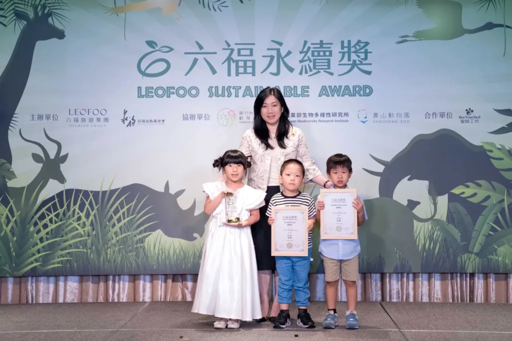 本屆六福獎首度增設繪畫組，吸引眾多學齡前孩子參與，並由六福旅遊集團大家長莊豐如董事長(後排中)頒發繪畫組冠軍。(圖/六福旅遊集團提供)