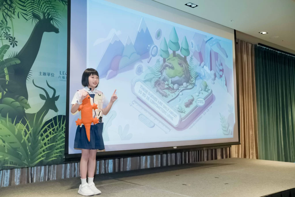 再興小學本屆表現優異勇奪五座獎項，英文組冠軍－陳湋棠同學應邀在頒獎典禮帶來得獎作品-山椒魚的精采演出。 (圖/六福旅遊集團提供)
