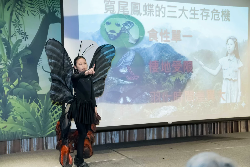 再興小學本屆表現優異勇奪五座獎項，中年級中文組冠軍－蕭恆昕同學應邀在頒獎典禮帶來得獎作品-寬尾鳳蝶的精采演出。 (圖/六福旅遊集團提供)
