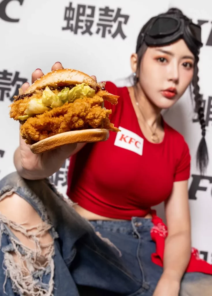 PK雙饗卡APP會員更可於6月16日至6月22日搶先預購「大阪燒雙蝦咔啦海陸堡送飲料」限定優惠,6月23日至6月29日正式兌換,搶先嚐鮮今夏限定新品