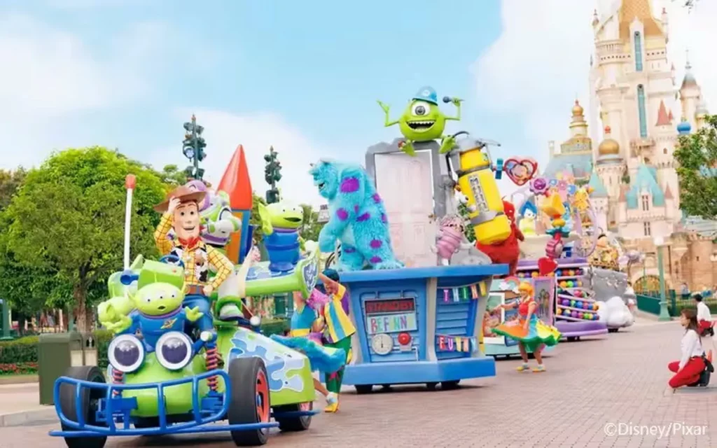 香港迪士尼樂園度假區集結皮克斯動畫角色推出「Pixar夏日狂歡趴」活動。取材自Trip.com官網。