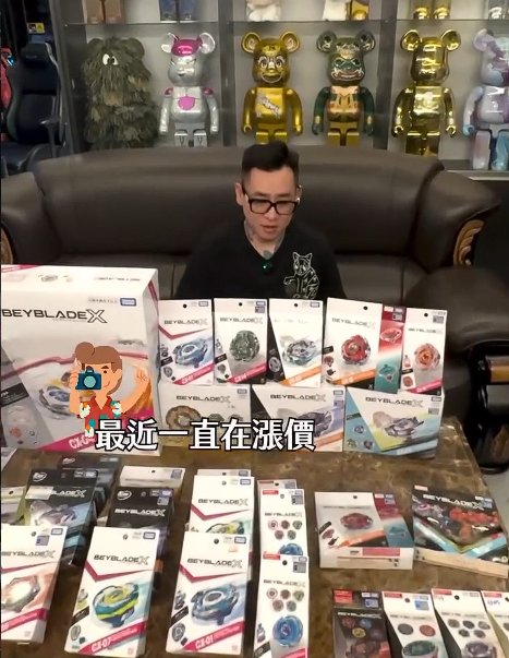 蹦闆迷上玩戰鬥陀螺。(圖/翻攝蹦闆IG)