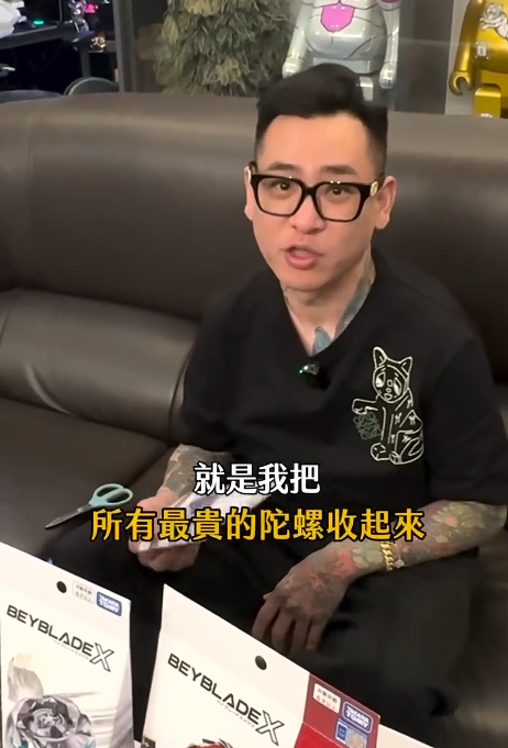 蹦闆迷上玩戰鬥陀螺。(圖/翻攝蹦闆IG)