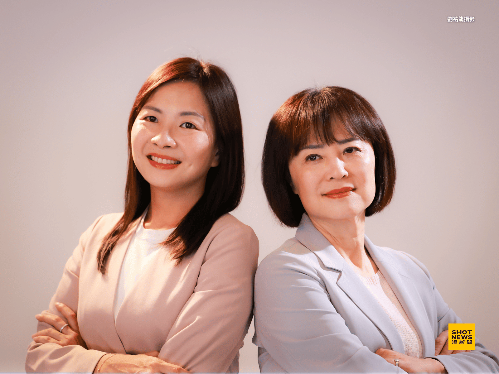 民進黨苗栗縣長參選人陳品安(左)與苗栗市長參選人林月琴(右)，一起拍攝形象照。