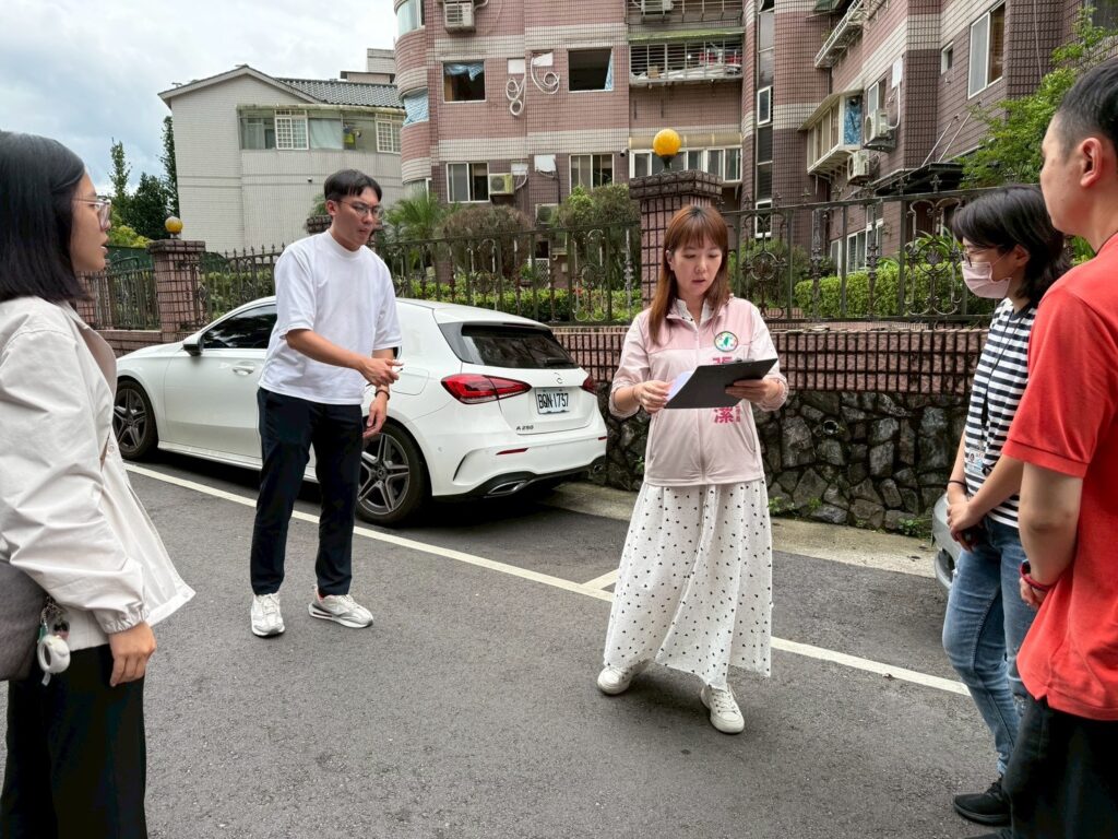 台北市議員張文潔會勘公用停車位遭違法佔用。(圖/張文潔辦公室提供)