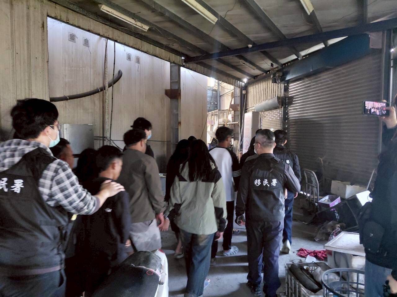 移民署會同檢警調單位同步收網,拘提家族式人口販運集團成員到案。(圖/移民署提供)