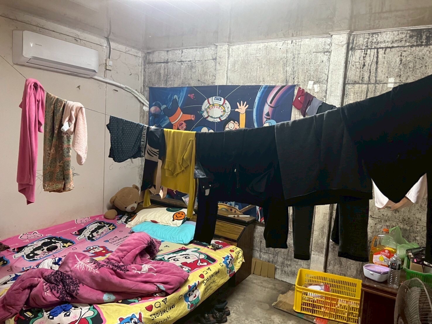 被害外籍人士居住於工廠角落搭建的木板隔間,生活環境惡劣。(圖/移民署提供)