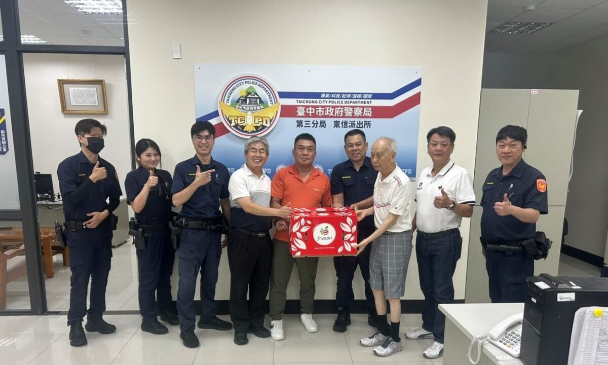▲市政顧問李春裕與朱家成致贈愛心肉粽,向員警表達關懷與鼓勵。