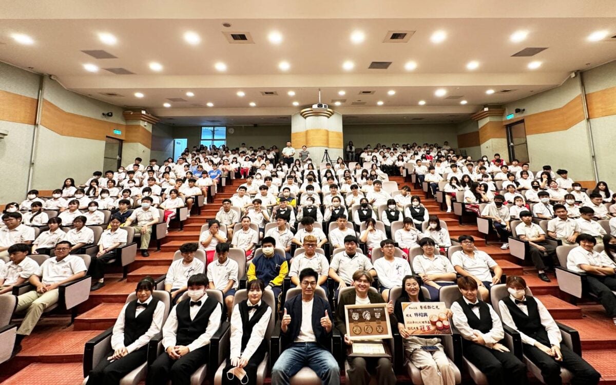 ▲世界拉花冠軍榮歸中山工商,林紹興勉學弟妹相信自己勇敢逐夢。