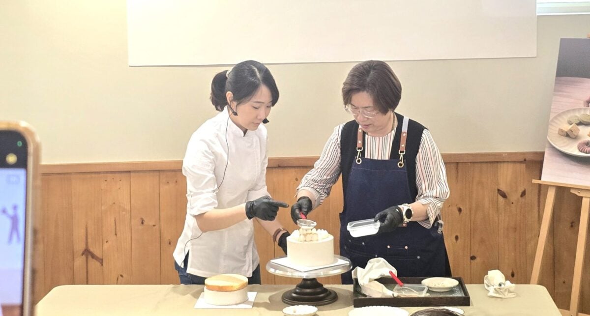 ▲彰化縣長王惠美於今（18）日前往鹿港青創店家並親手製作具在地特色的蛋糕。（記者廖美雅拍攝）