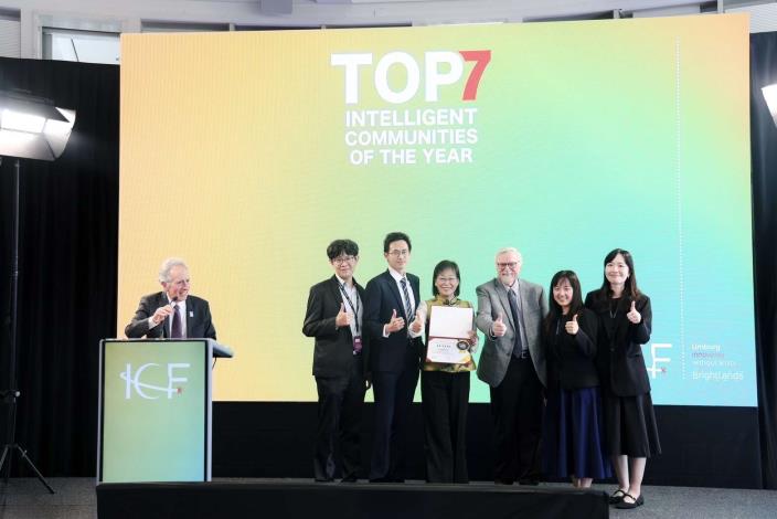 ▲雲林獲選為ICF 2026，全球Top7智慧城市，由副縣長謝淑亞代表領取證書。(記者劉峻文攝)