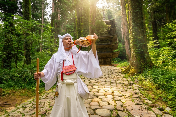 全程由現役「山扶」-早坂一廣先生帶領進入山中。 圖:DMC 天童溫泉/提供
