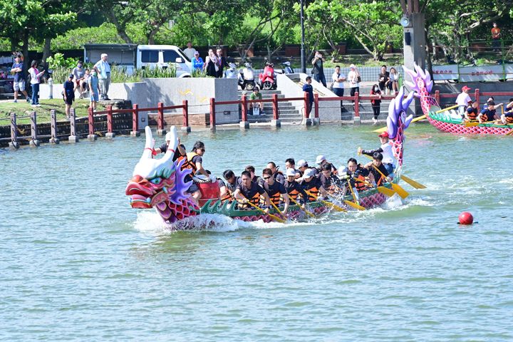 龍舟競賽不僅是端午節重要文化活動,更象徵團隊合作、奮勇向前的精神(2025競賽照片)。 圖:新竹縣政府/提供