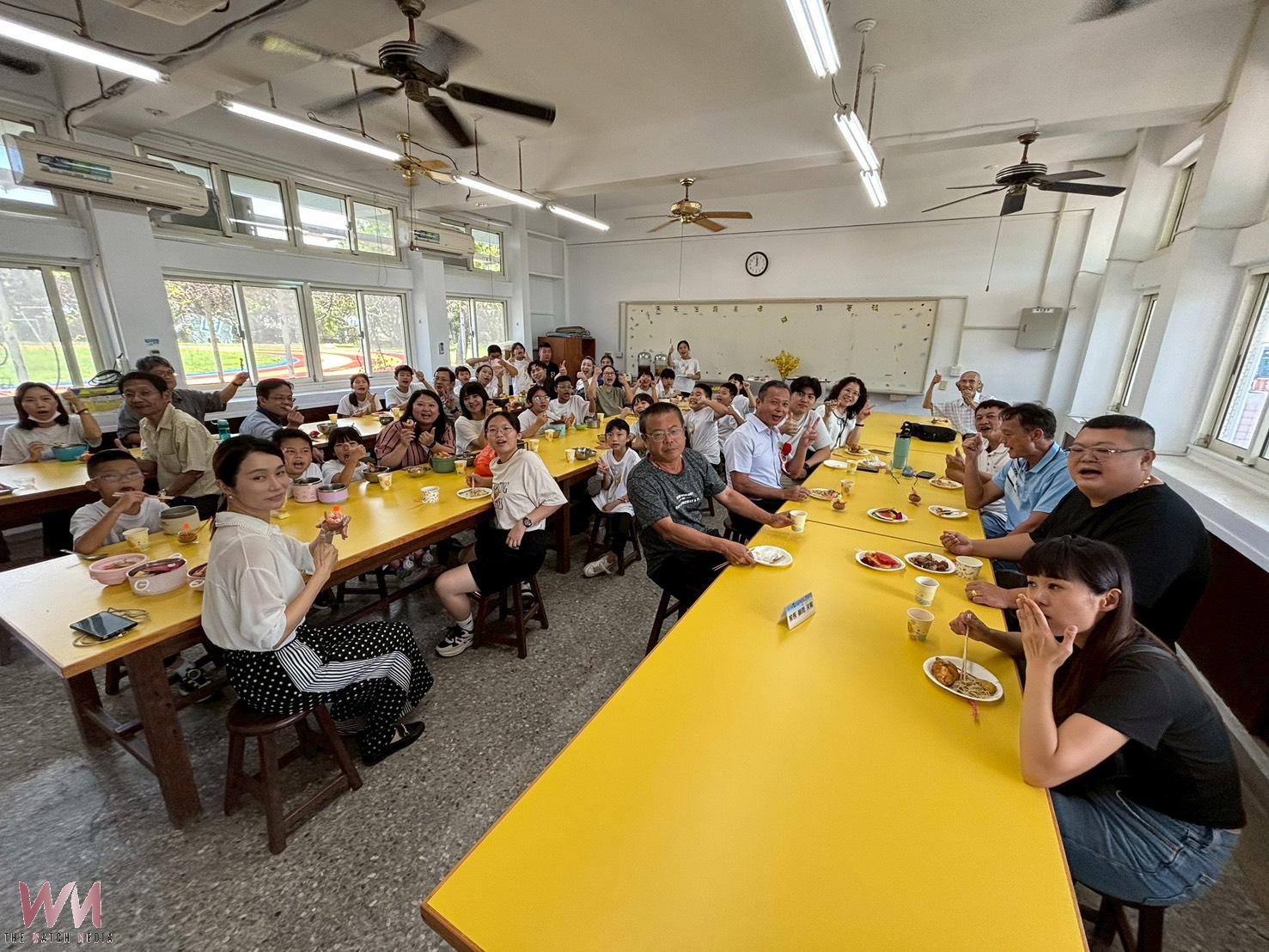 偏鄉小校暖心畢典 家長霸氣將Buffet帶進校園 - https://www.watchmedia01.com