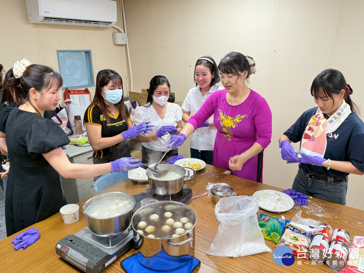 連碧鸞講師帶領學員動手製作越南甜湯圓，體驗越南飲食文化