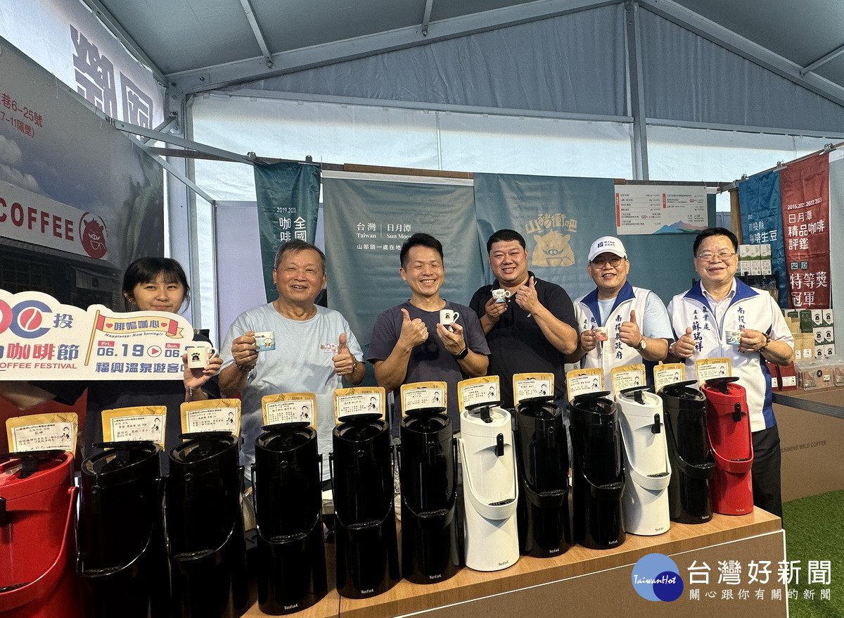 王副縣長等到咖啡攤位品全國咖啡烘焙冠軍豆。（記者扶小萍攝）