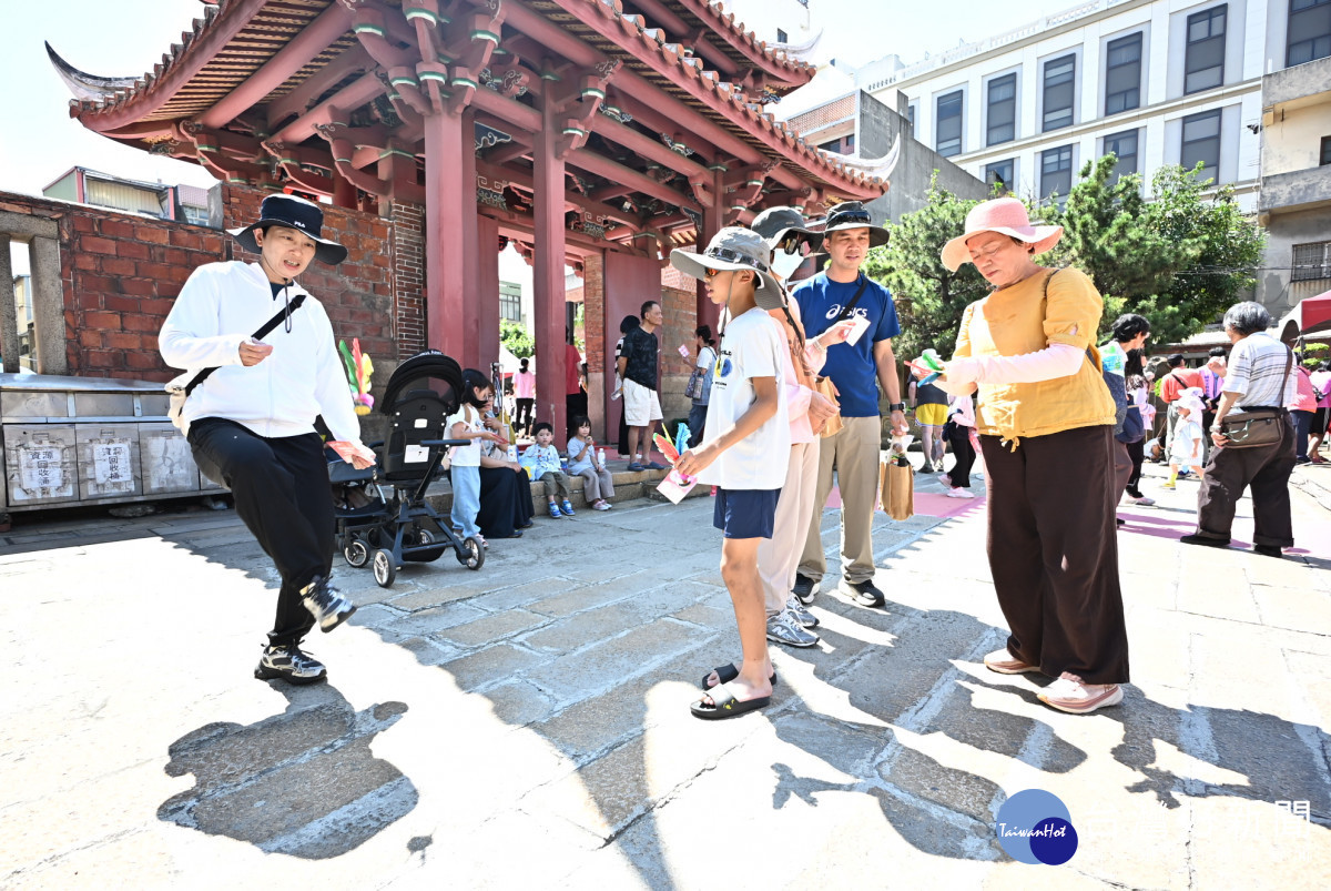 歡慶端午樂遊鹿港 「趣味闖關慶端陽」龍山寺熱鬧登場。圖／彰化縣政府提供