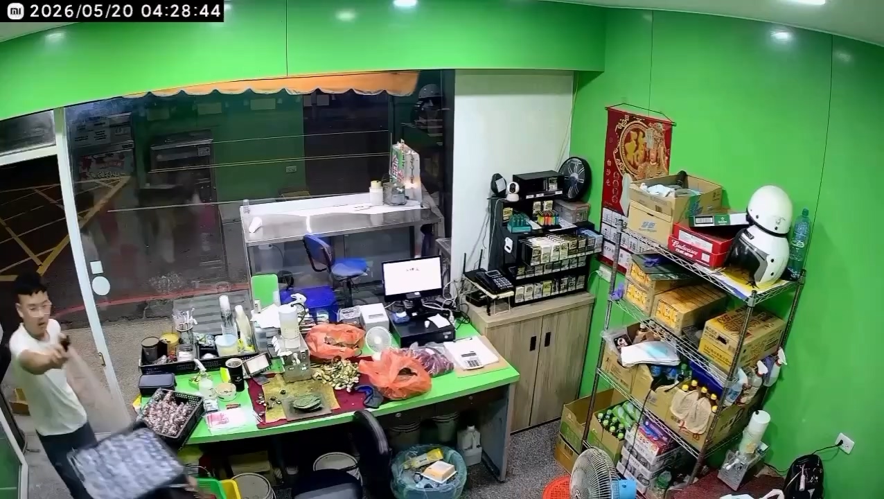 影／嘉義阿志頭踹門闖檳榔攤！辣椒水狂噴女員工想要錢　1分鐘後回頭「加碼補搶」還是拿錯