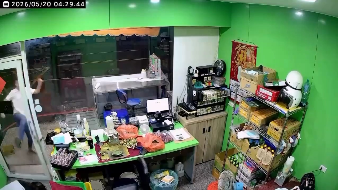 影／嘉義阿志頭踹門闖檳榔攤！辣椒水狂噴女員工想要錢　1分鐘後回頭「加碼補搶」還是拿錯