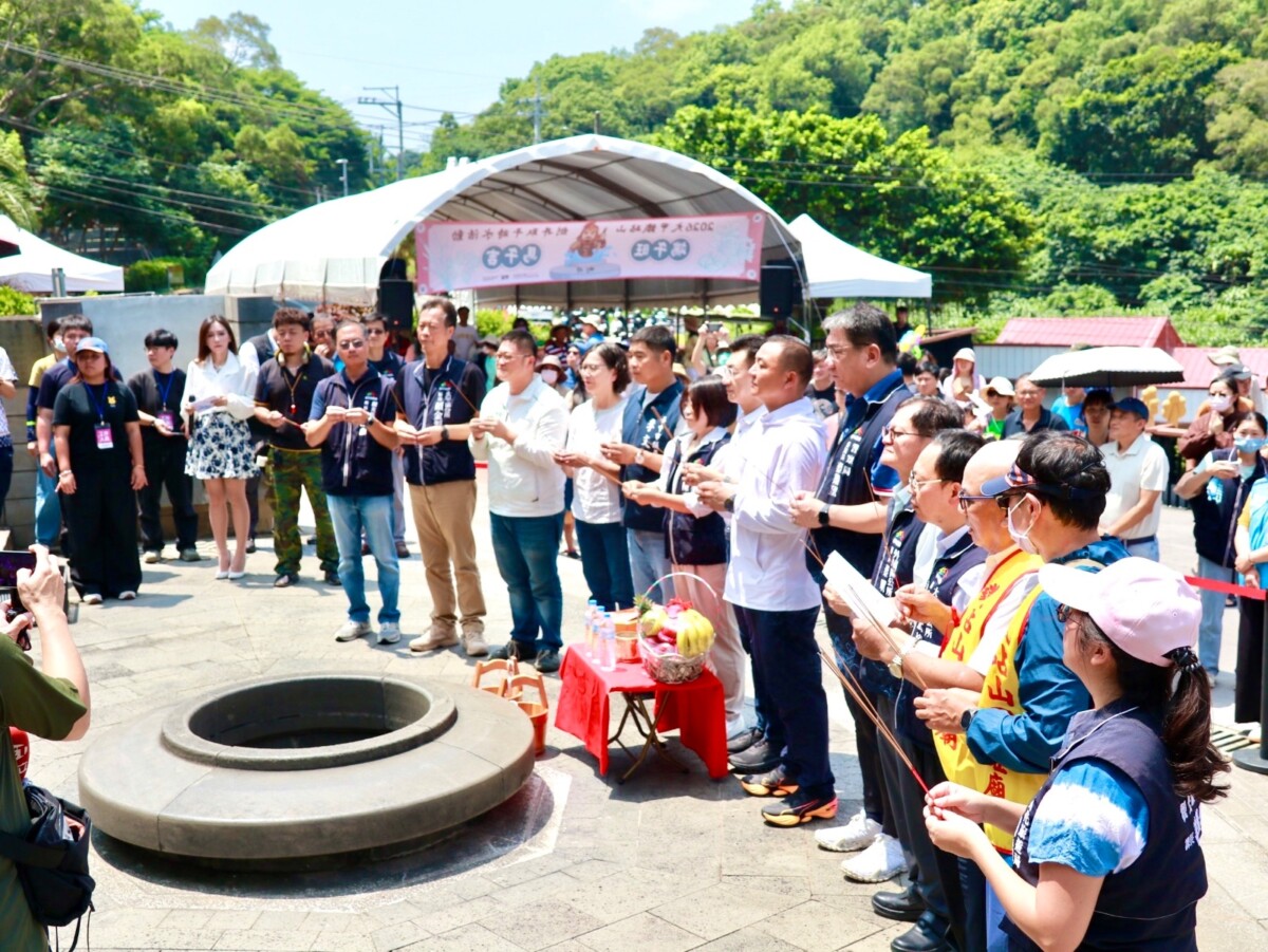 ▲眾人遵循古禮祭祀祈福，共同迎接端午佳節。(圖/記者顏淑娟翻攝)
