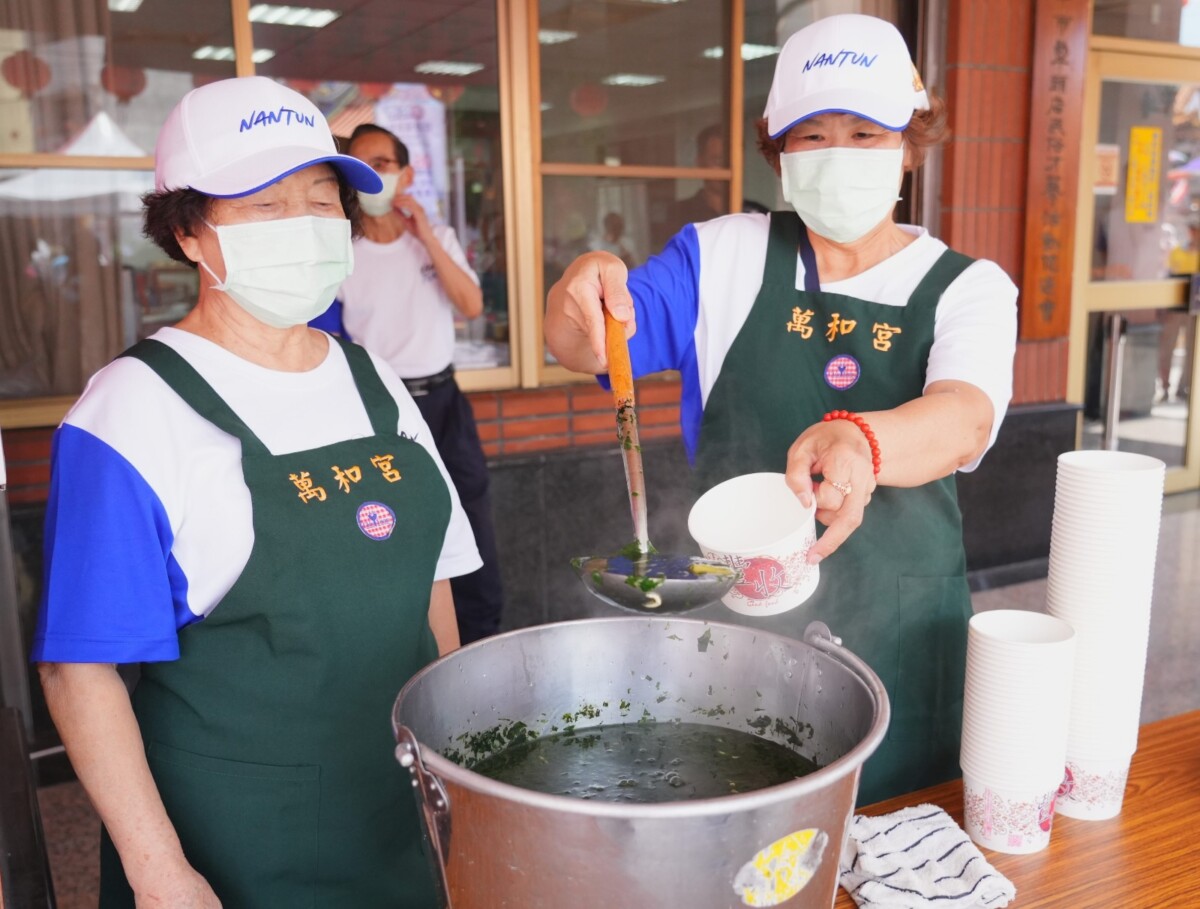 ▲萬和宮志工熬煮美味麻芛湯與民眾分享。(圖/記者顏淑娟翻攝)